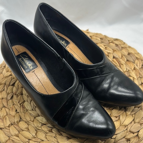 Clarks Women's Black Leather Shoes - Picture 1 of 8